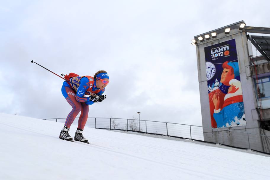 Una fondista in allenamento sfreccia davanti al manifesto dei Mondiali di sci nordico in corso a Lahti, Finlandia (Getty Images)